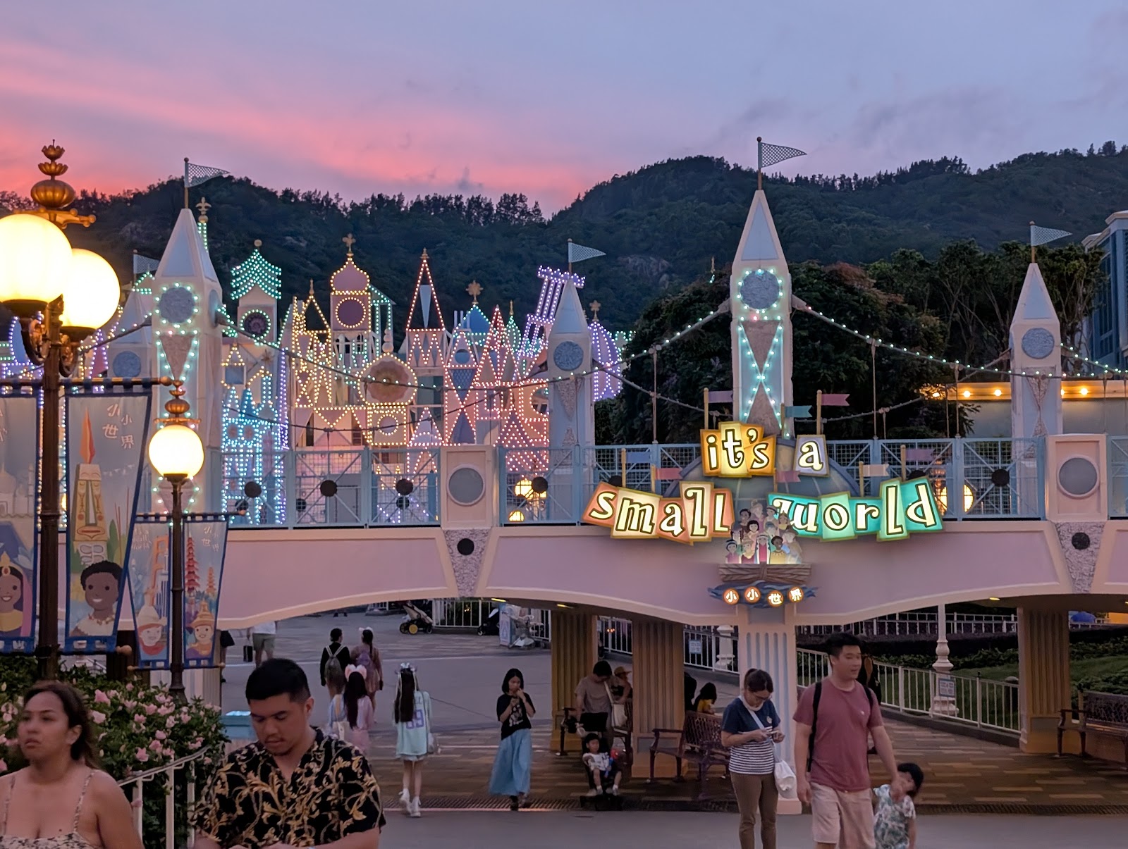 It's a Small World — Oficiais