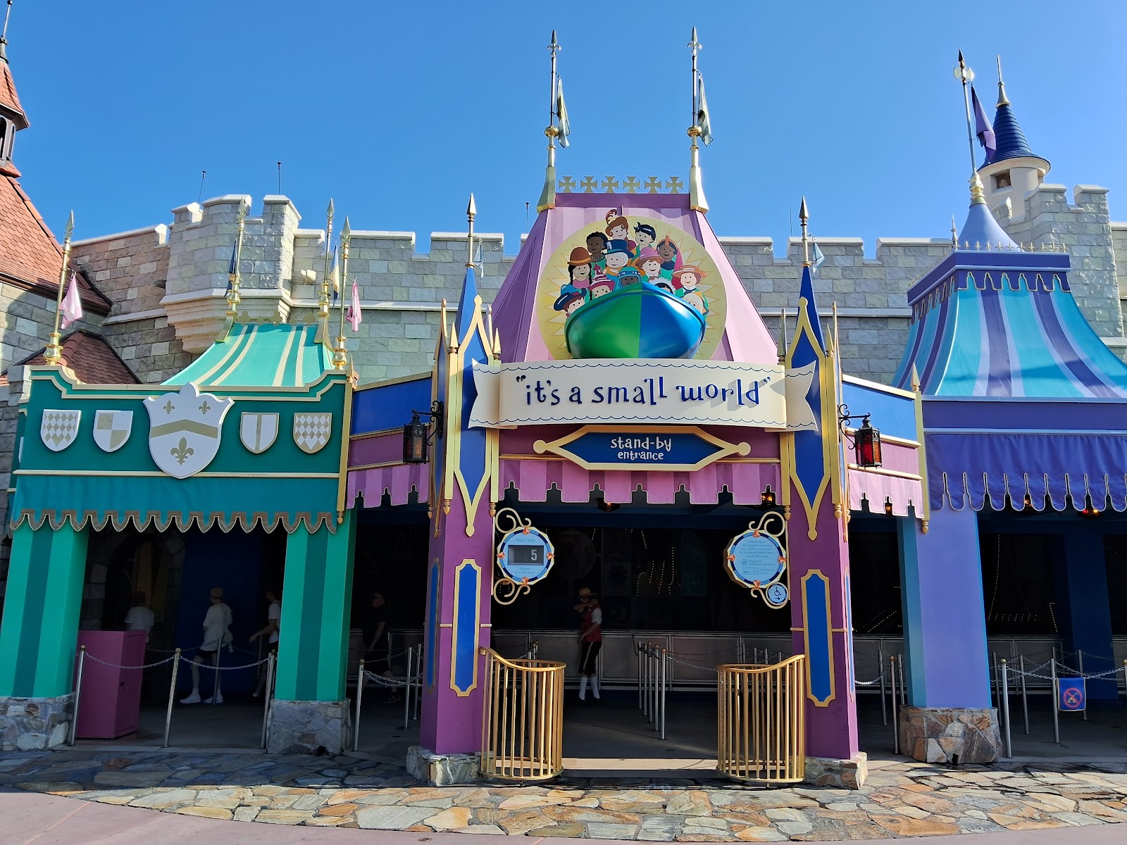 It's a Small World — Oficiais