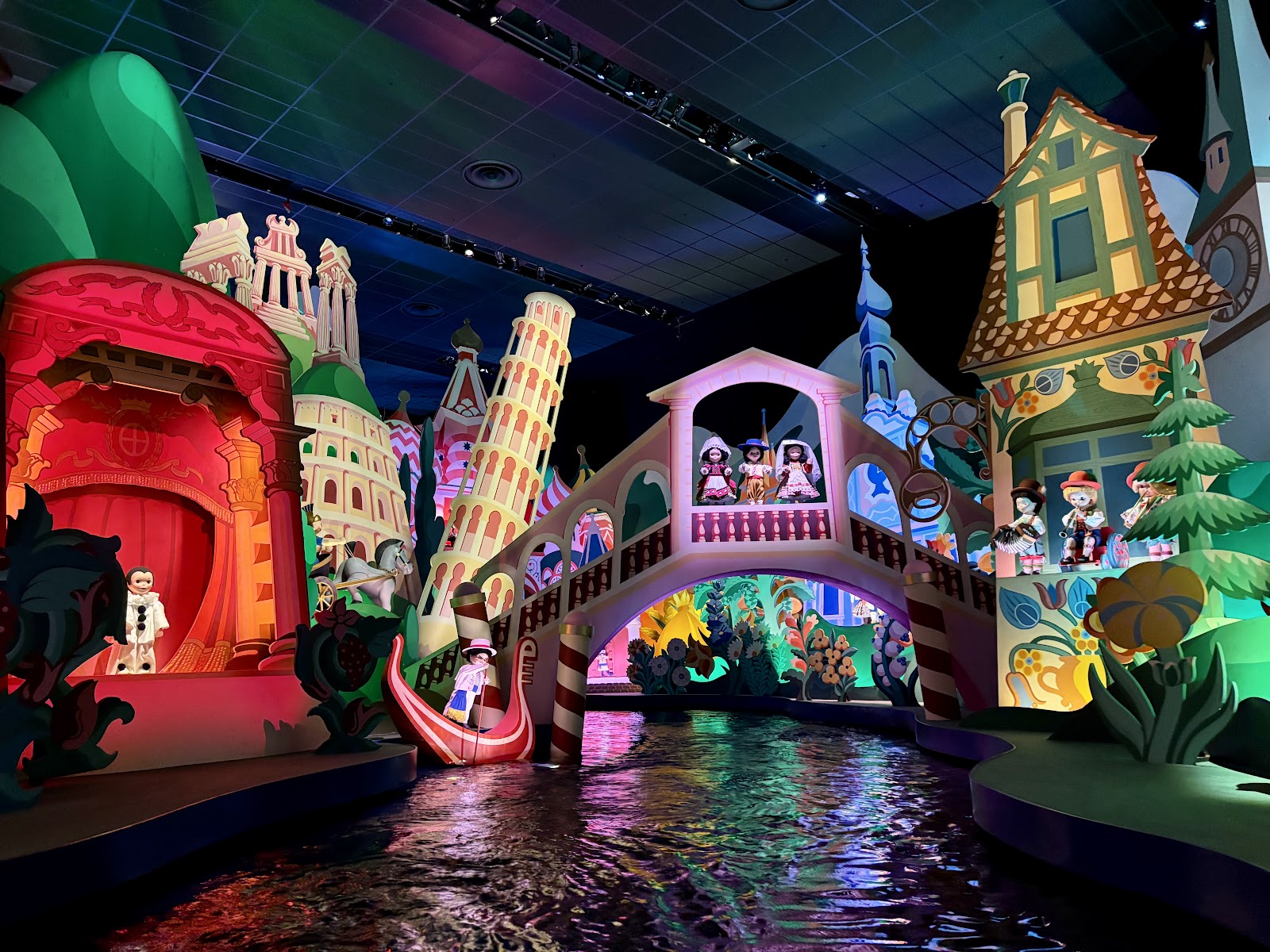 It's a Small World — Oficiais