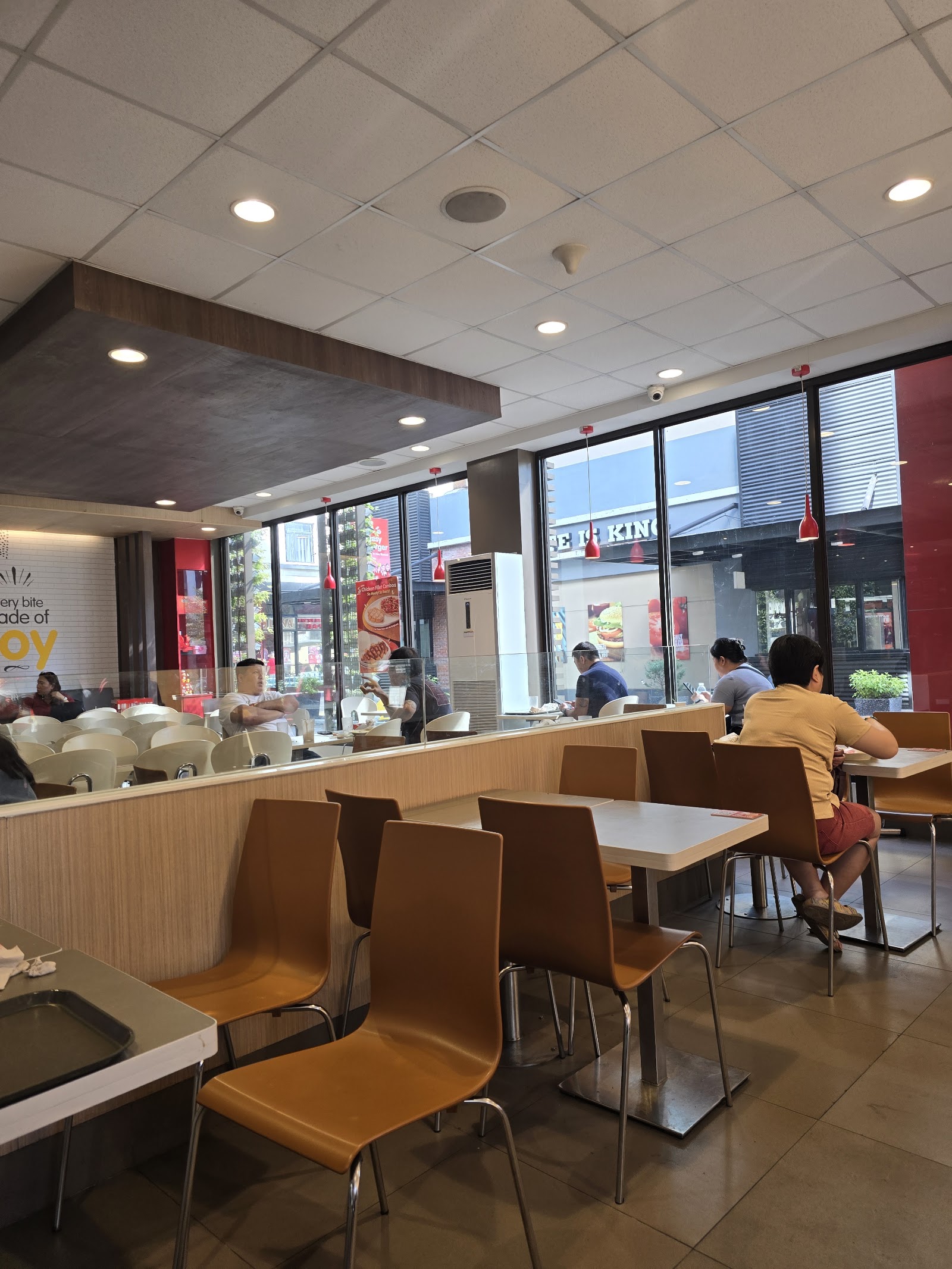 Jollibee — Oficiais