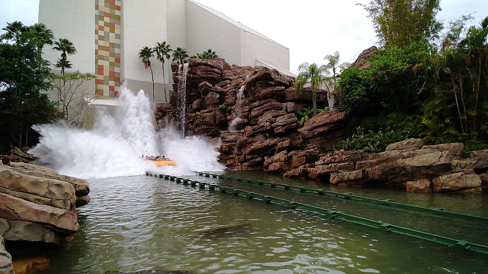 Jurassic Park River Adventure — Oficiais