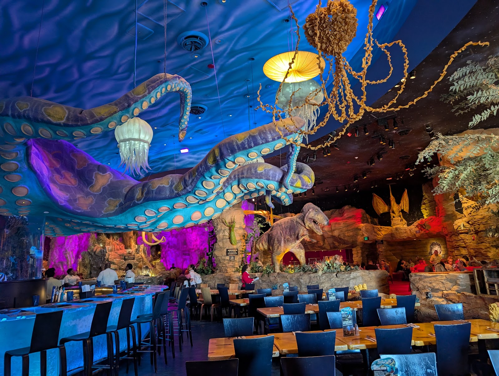 Jurassic World Cafe — Oficiais