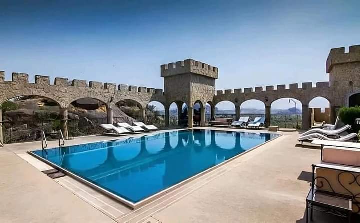 Kajuru Castle — Oficiais