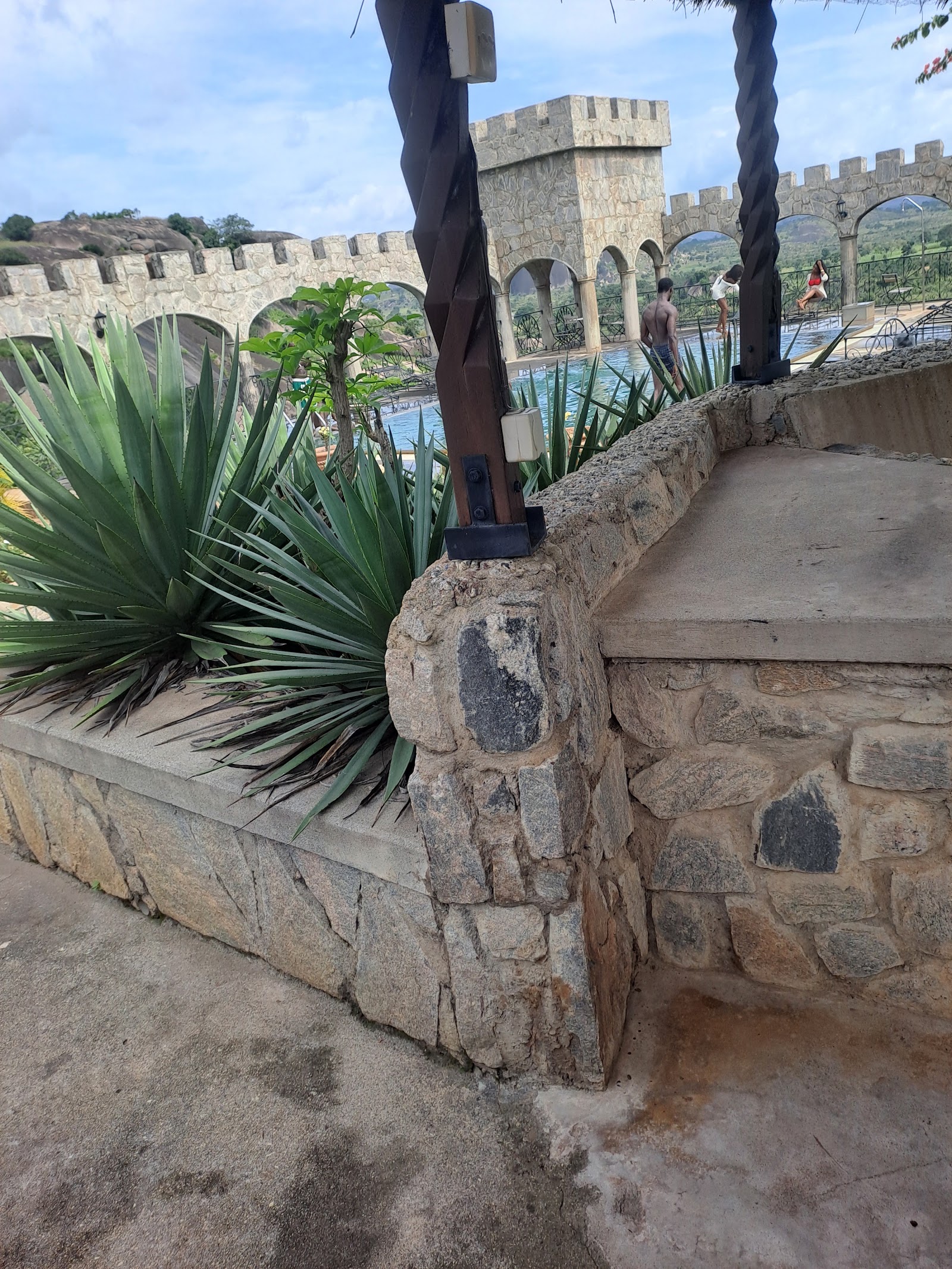 Kajuru Castle — Oficiais