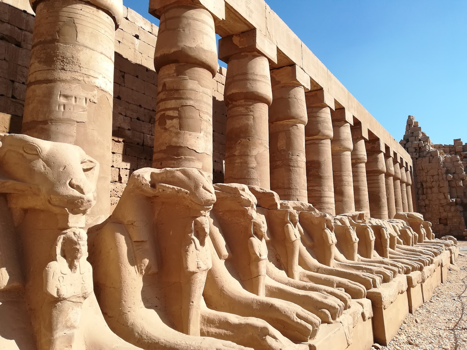 Karnak — Oficiais
