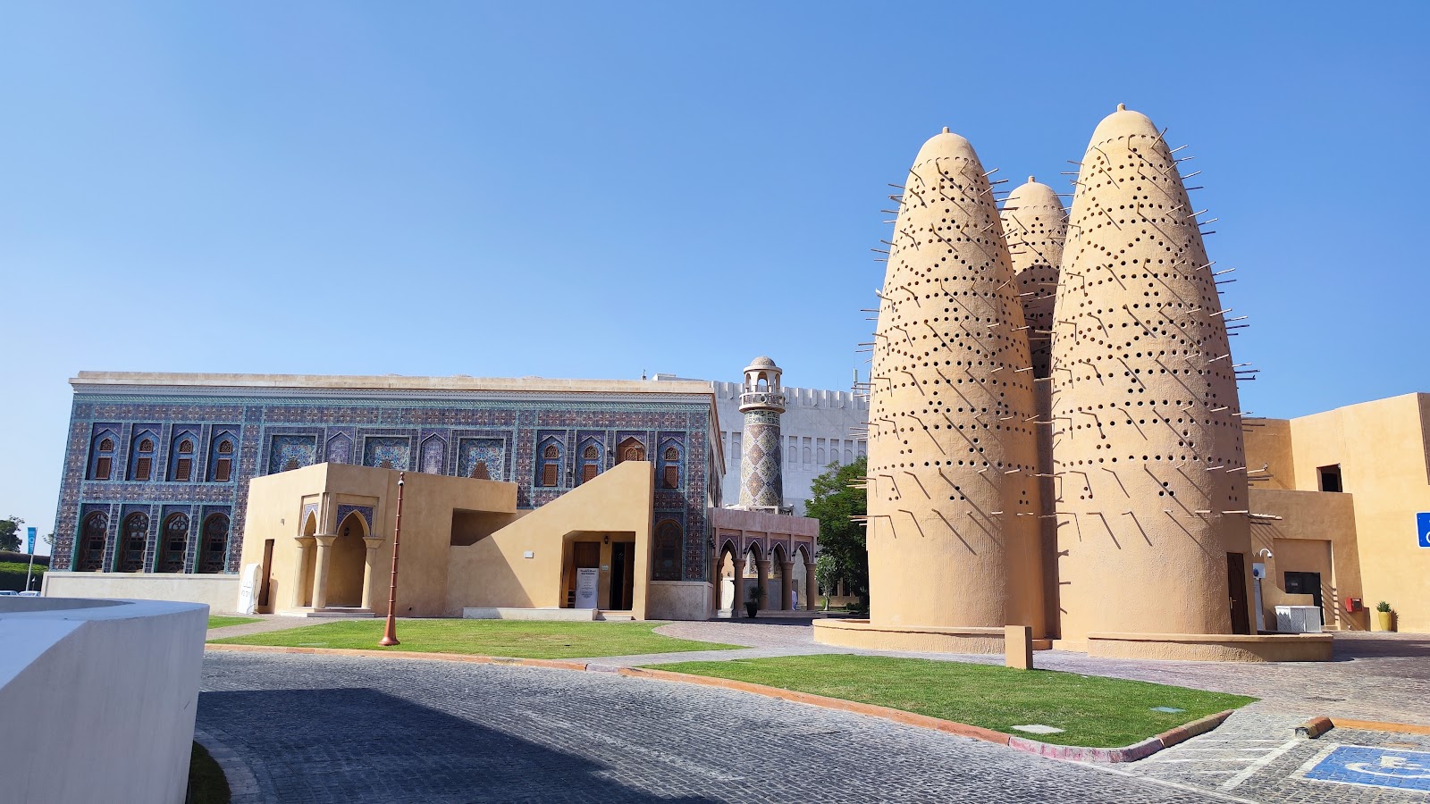 Katara Mosque — Oficiais