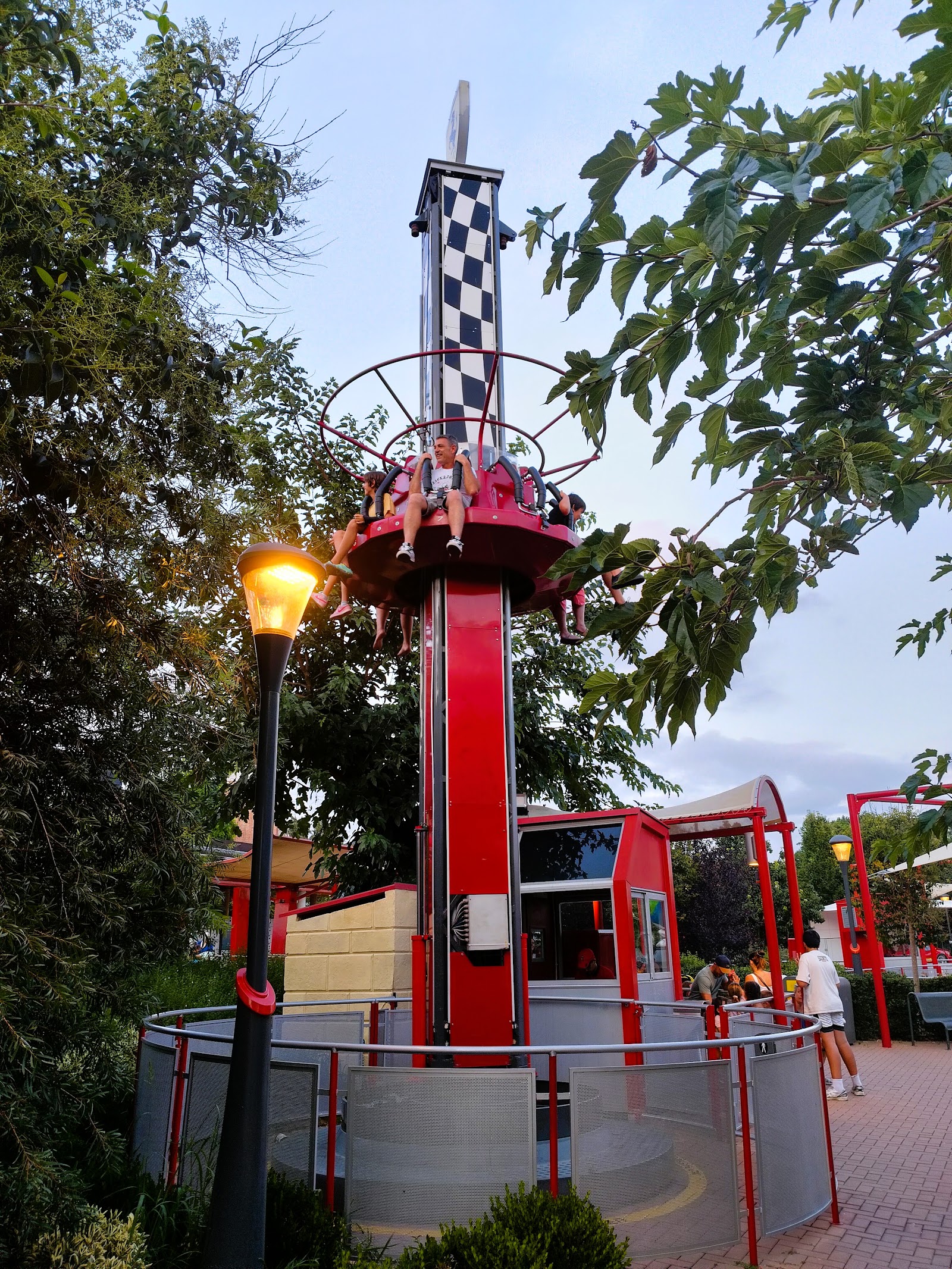 Kids' Tower — Oficiais