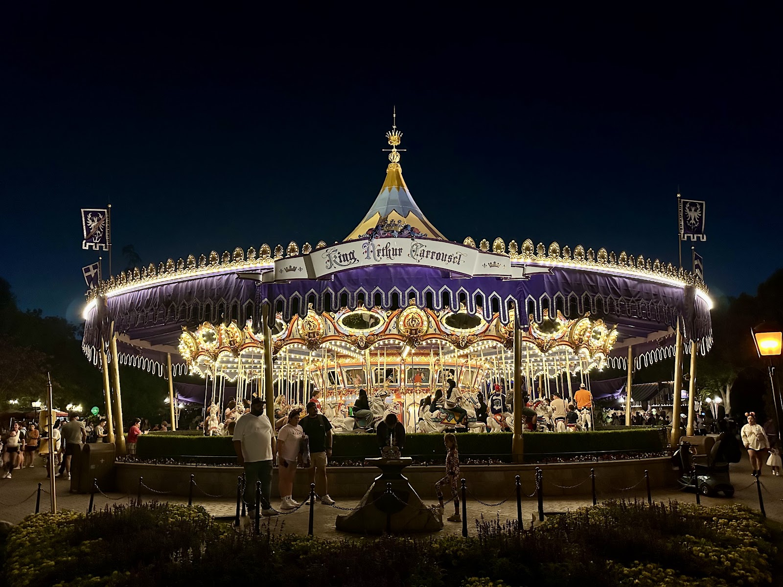 King Arthur Carrousel — Oficiais