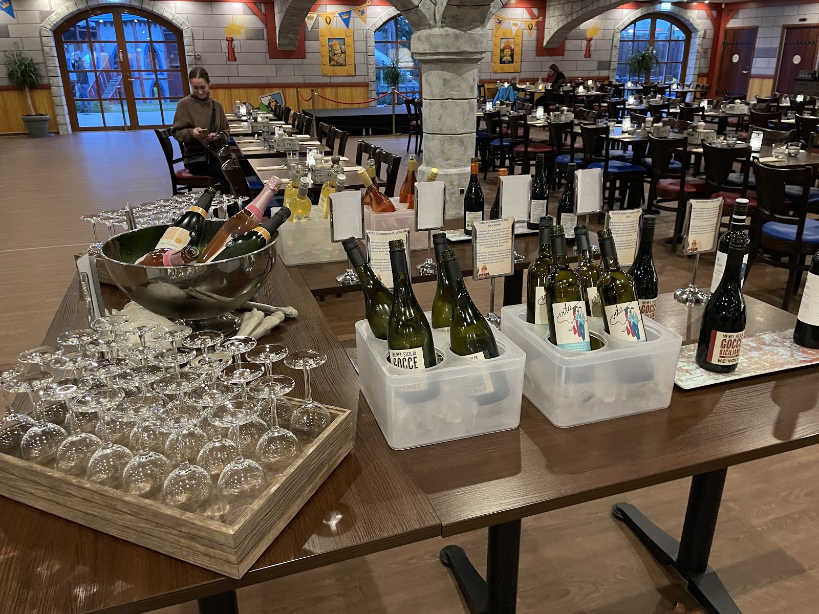 Knight's Table — Oficiais