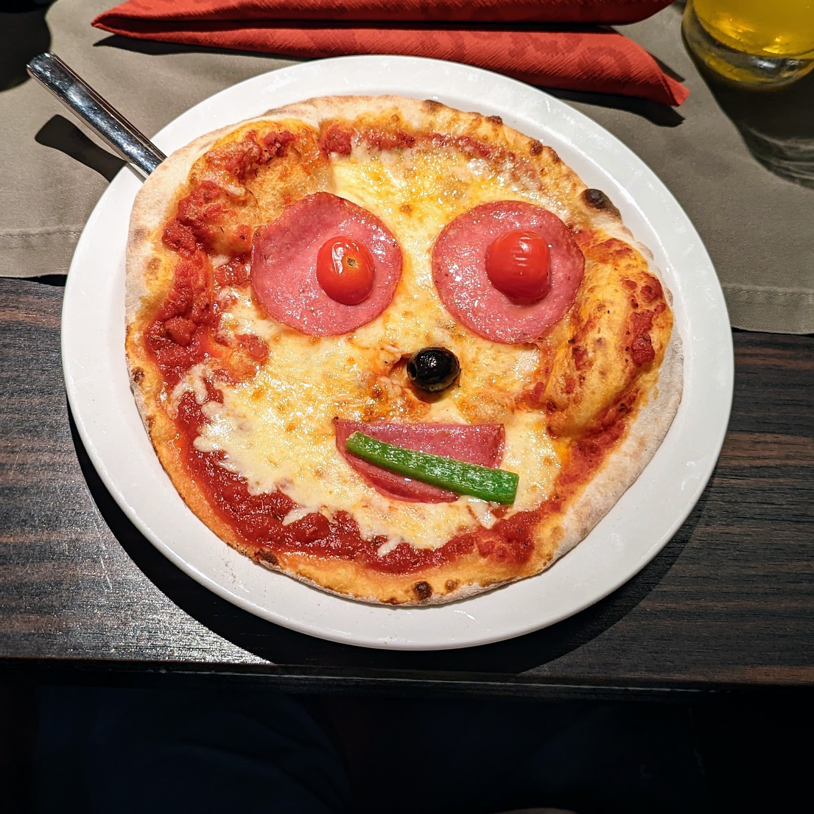 Knight's Table Restaurant — Oficiais