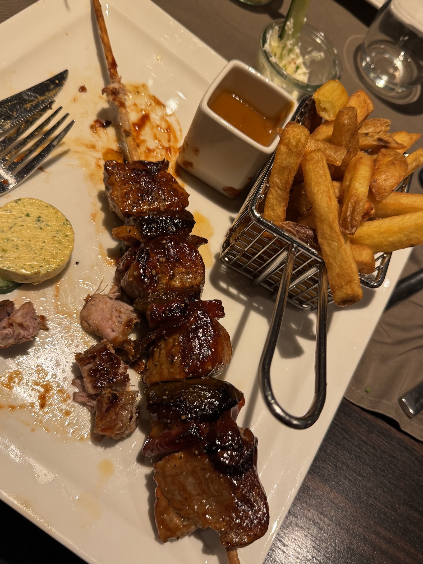 Knight's Table Restaurant — Oficiais