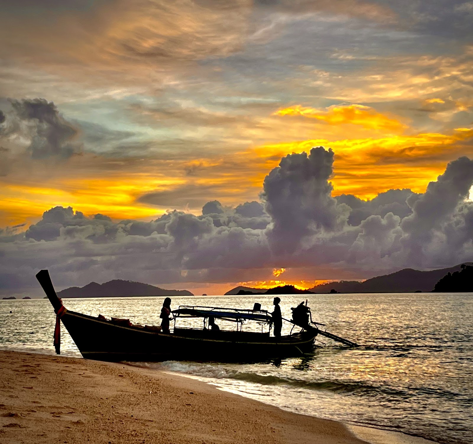 Ko Lipe — Oficiais