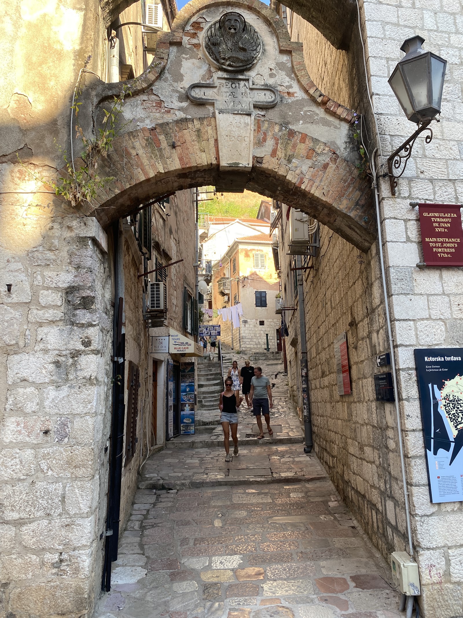 Kotor Old Town View — Oficiais