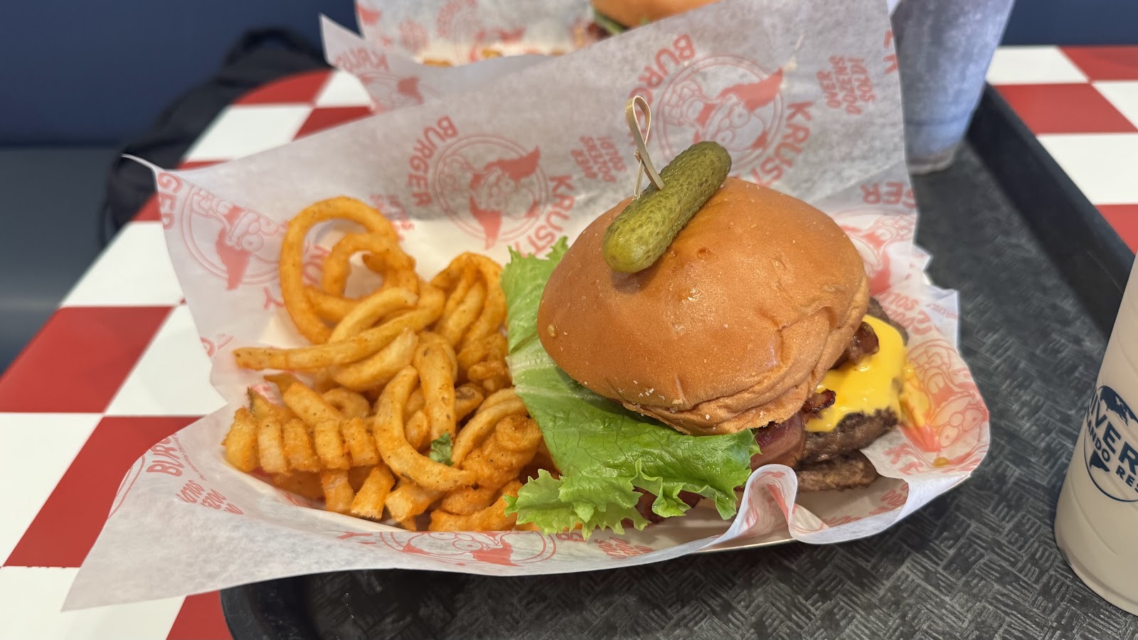 Krusty Burger — Oficiais