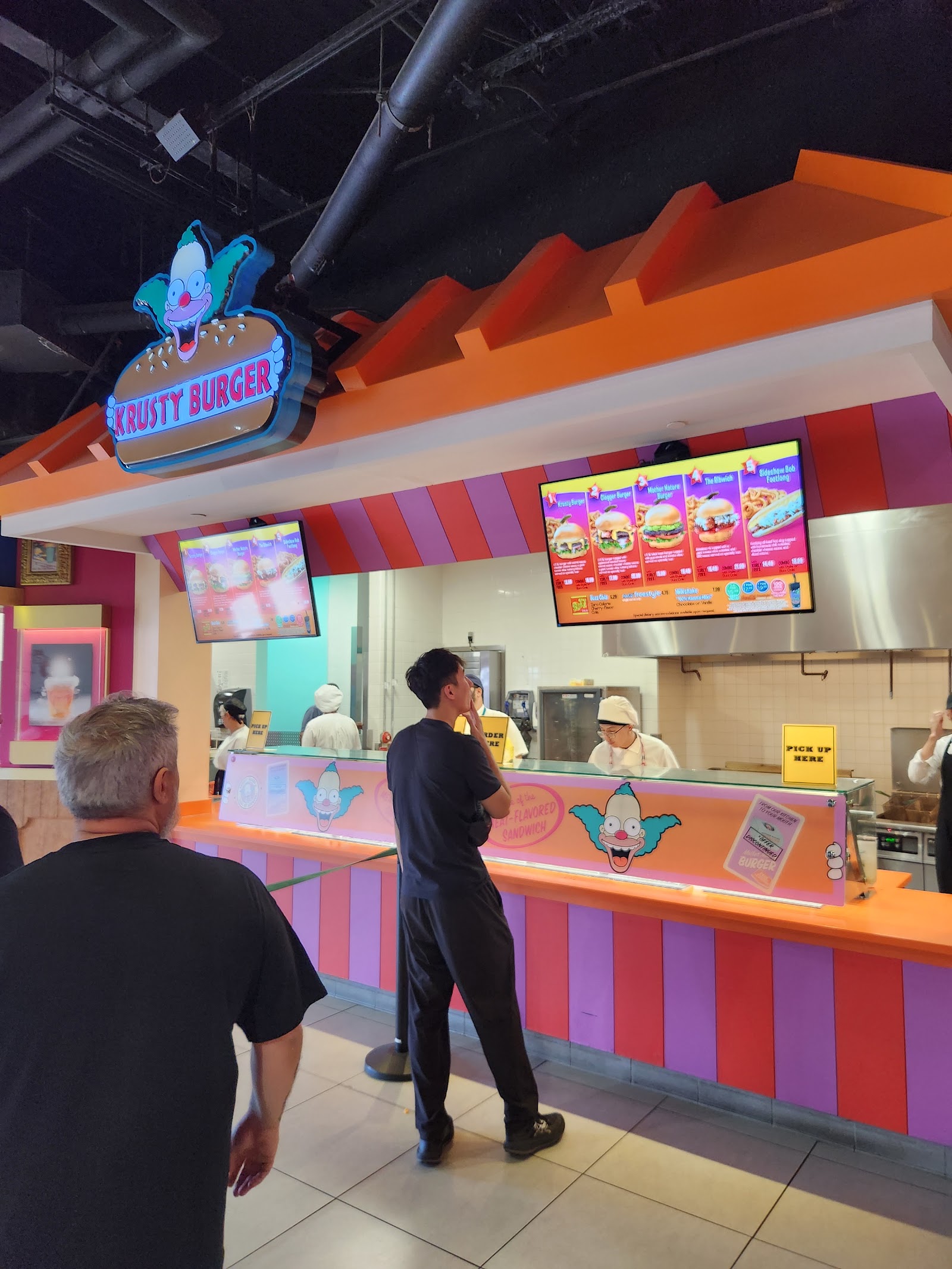 Krusty Burger — Oficiais