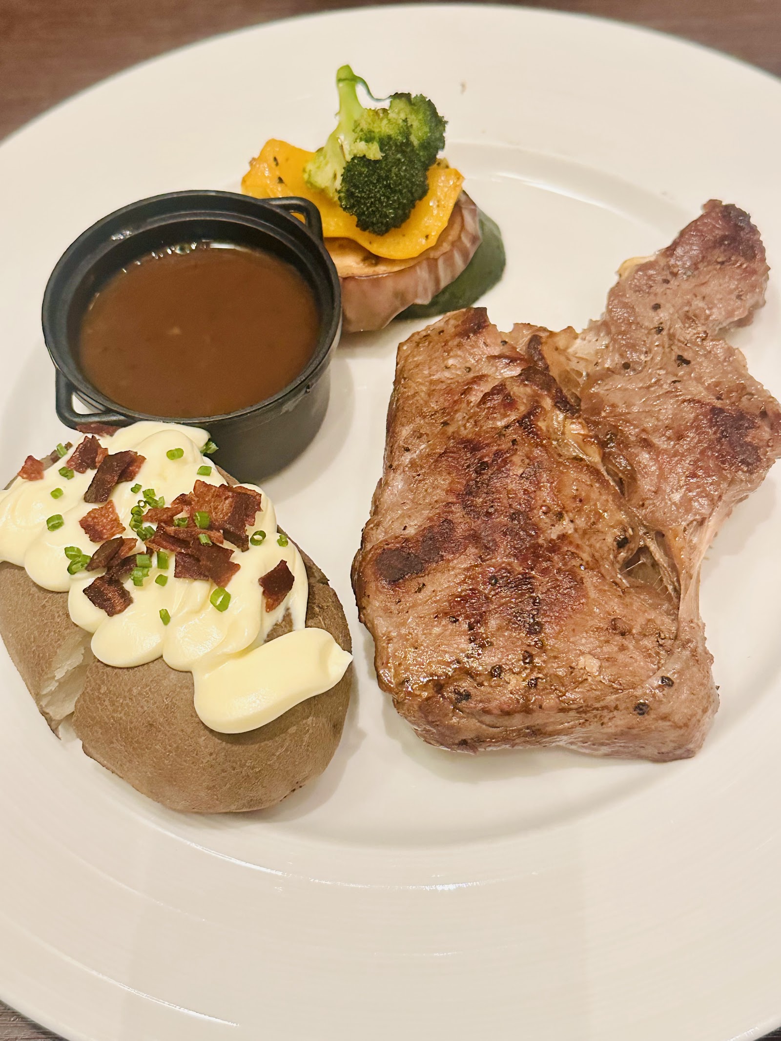 KT's Grill — Oficiais