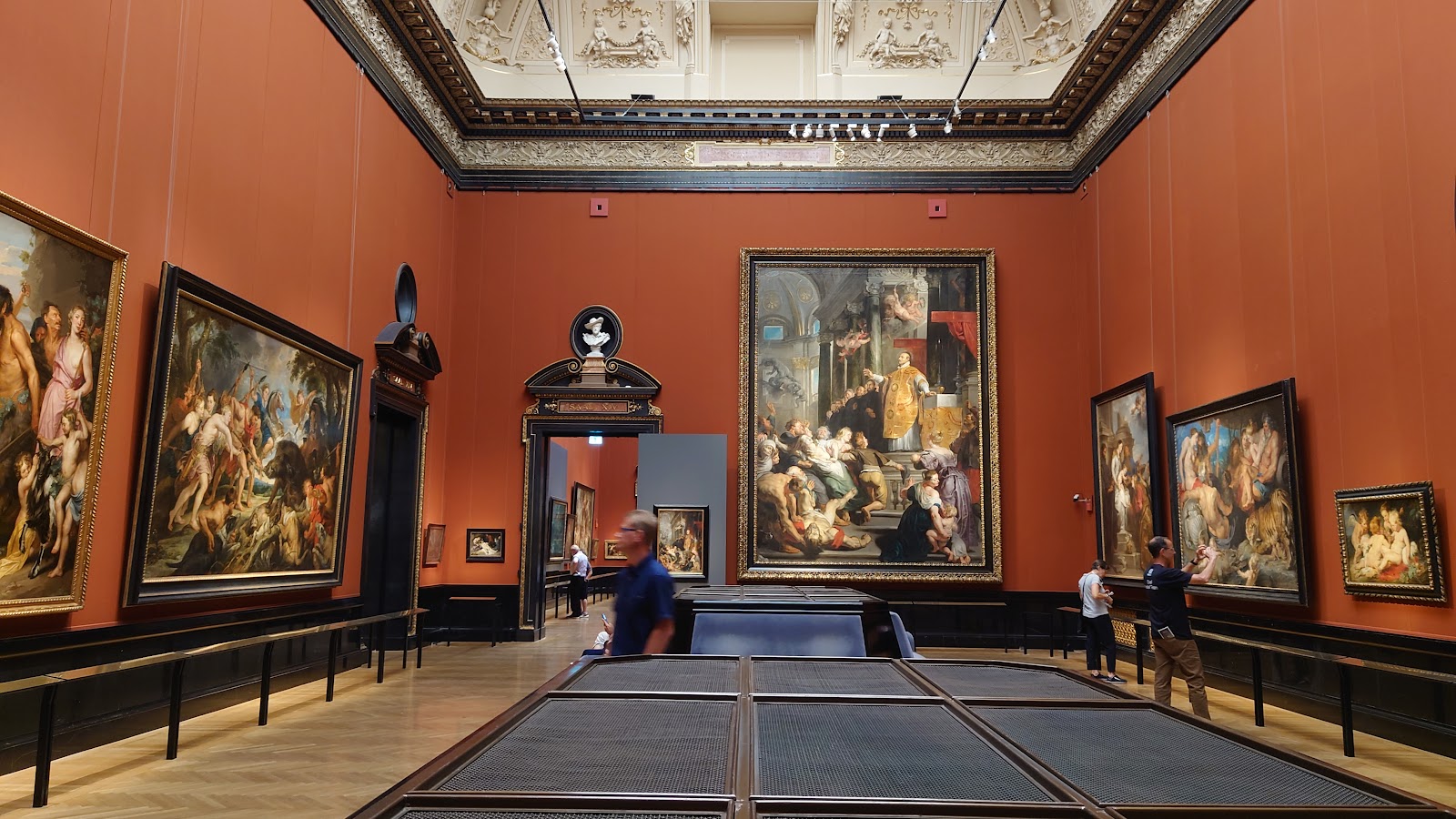 Kunsthistorisches Museum — Oficiais