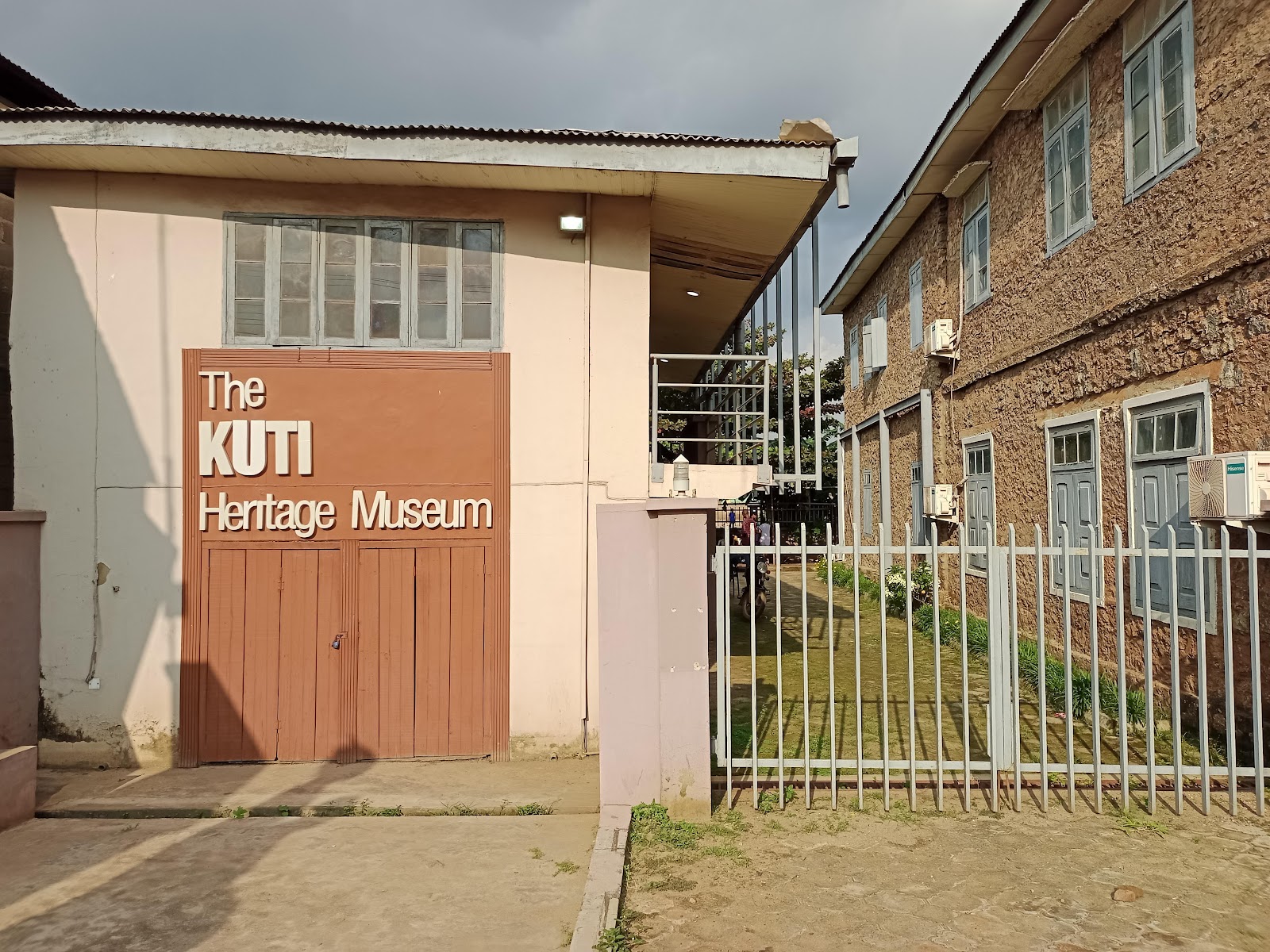 Kuti Heritage Museum — Oficiais