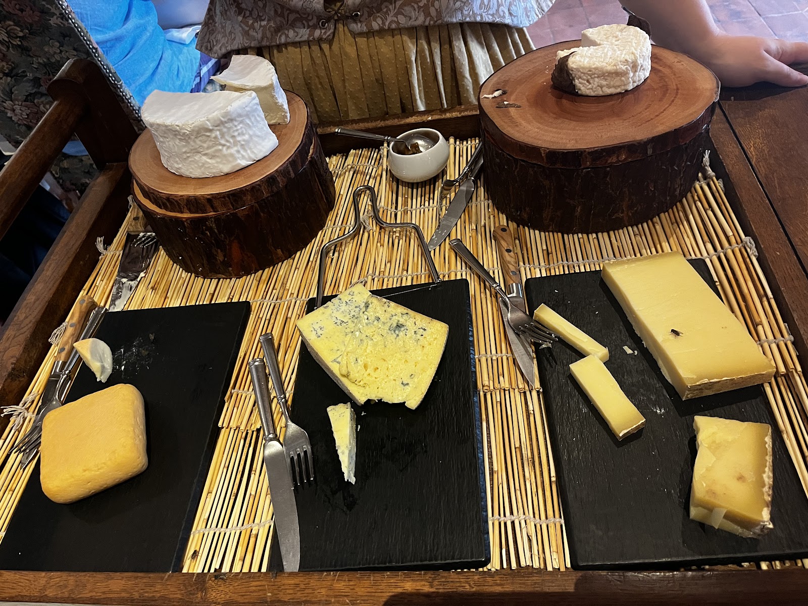 L'Auberge — Oficiais
