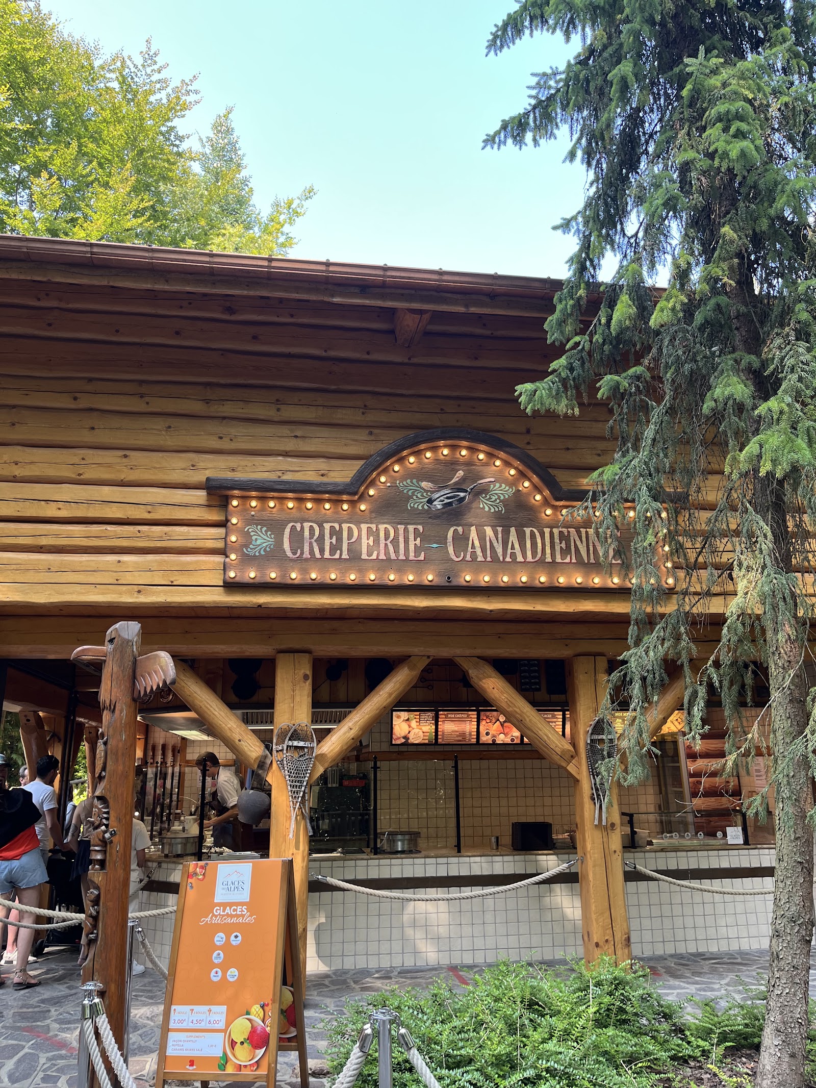 La Crêperie — Oficiais
