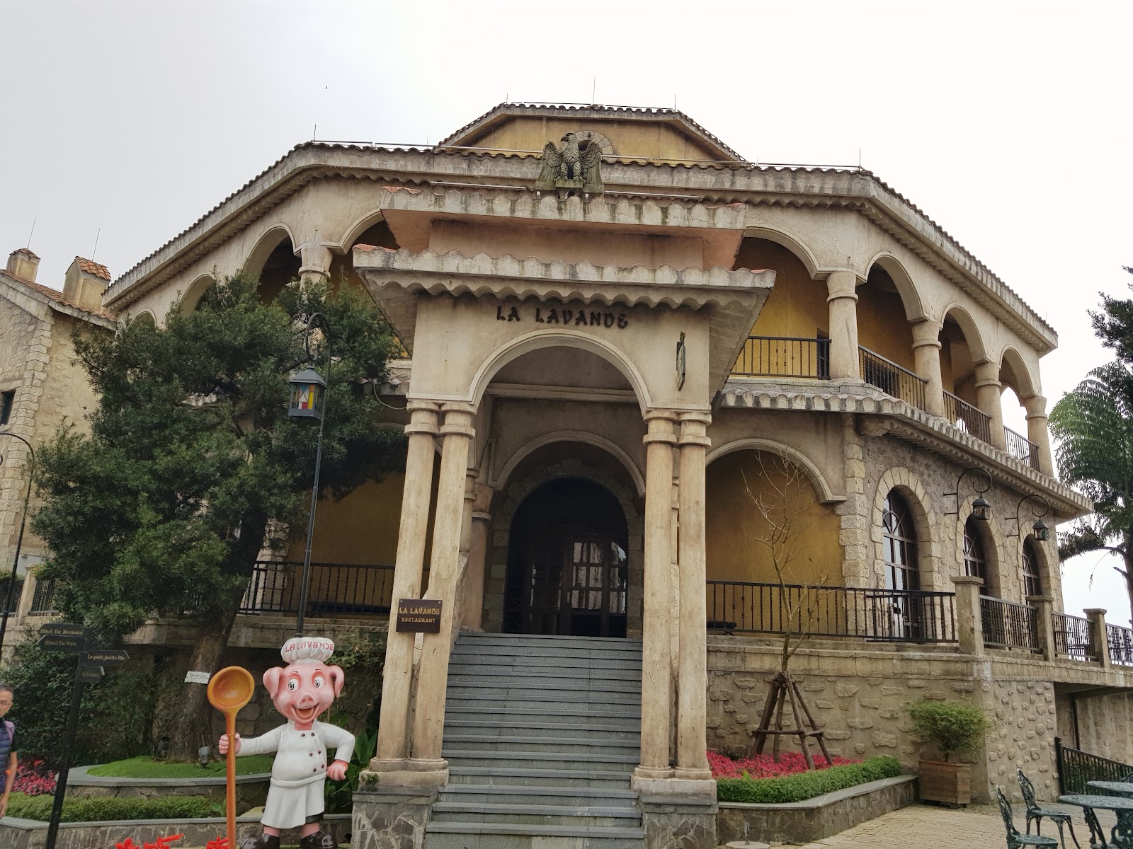 La Lavande — Oficiais