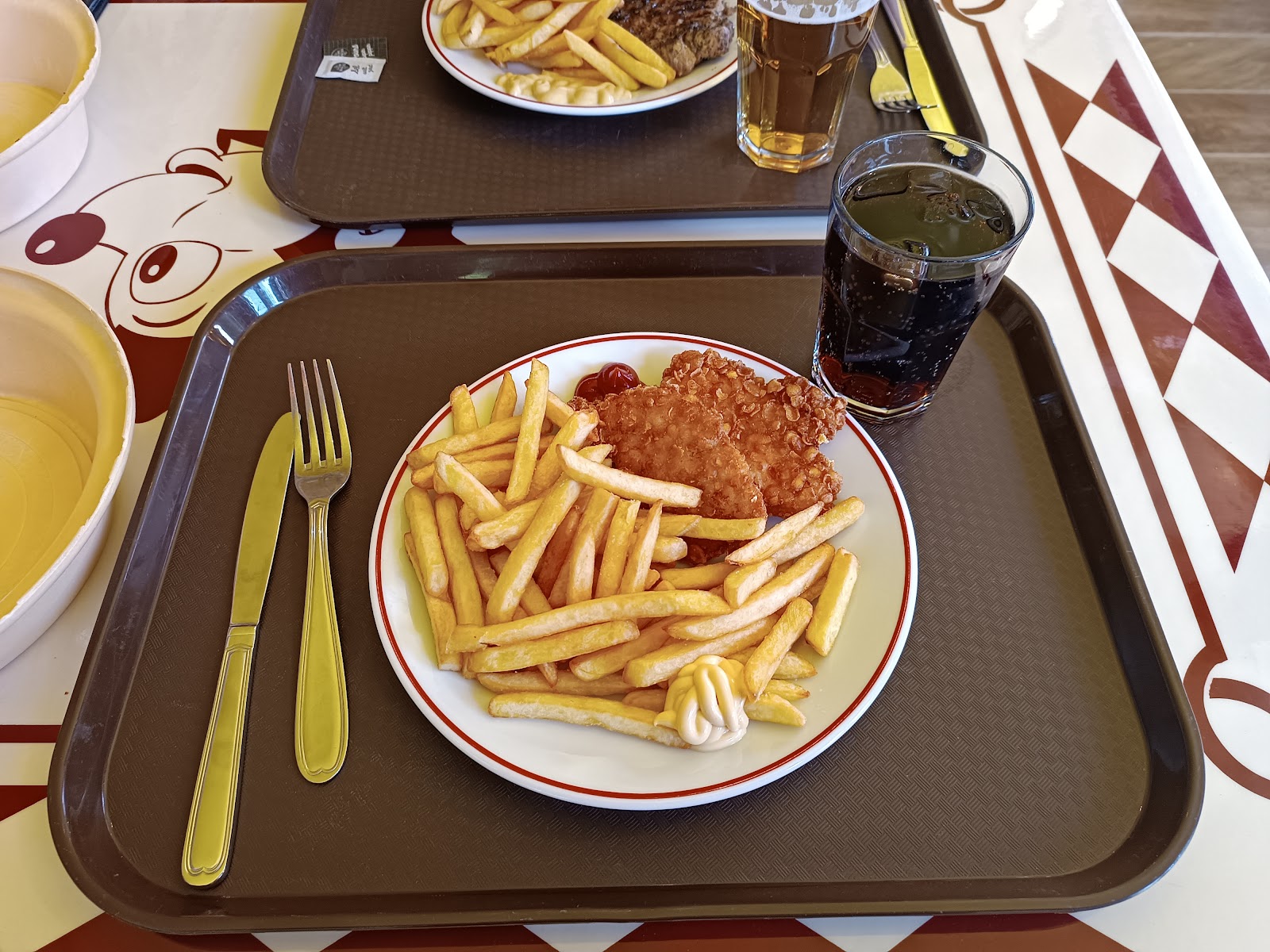 La Table de Niglo — Oficiais