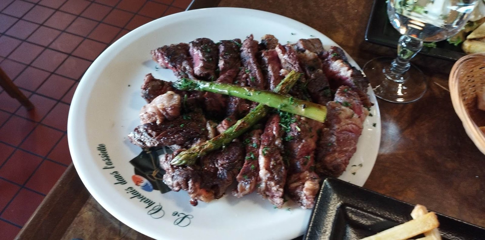 La Taverne — Oficiais