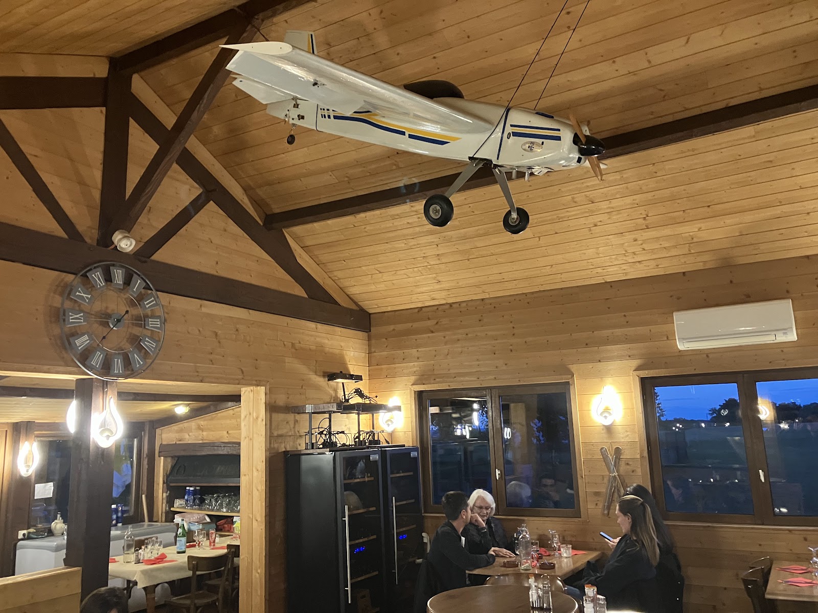 La Taverne — Oficiais