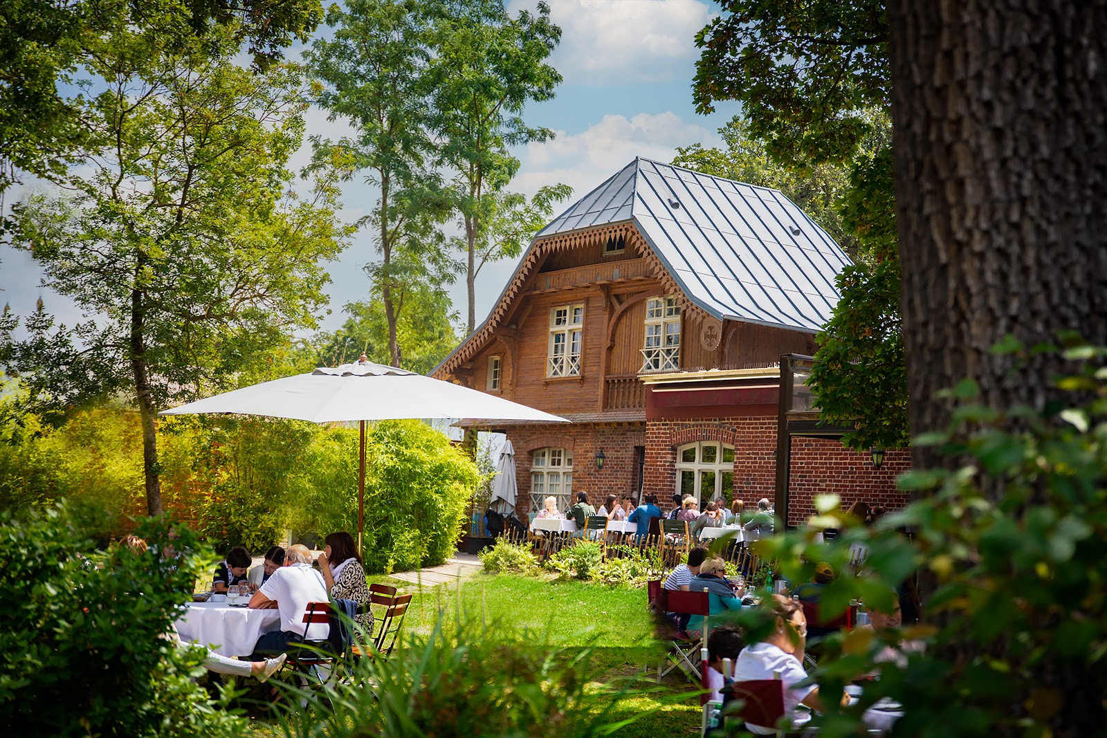 La Terrasse du Jardin — Oficiais
