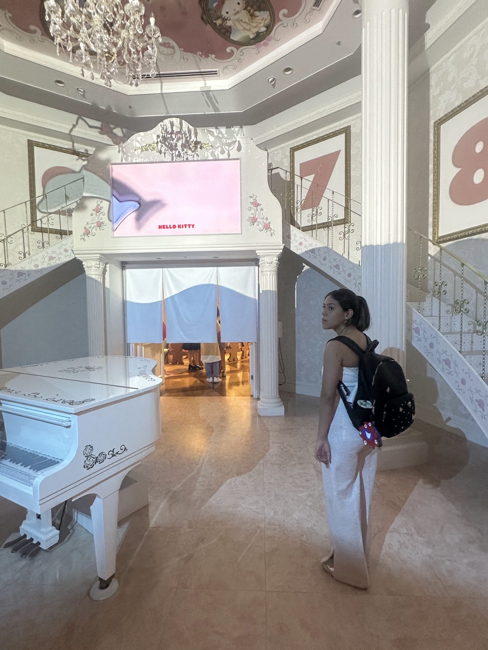 Lady Kitty House — Oficiais