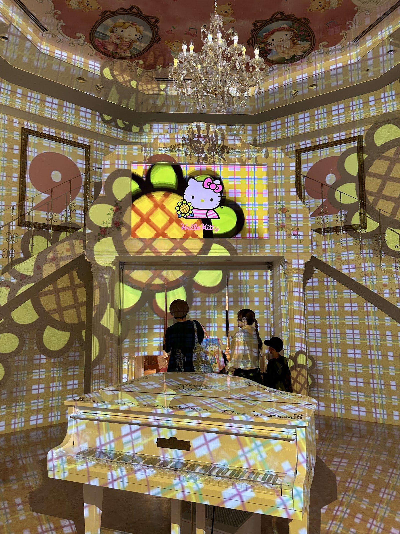Lady Kitty House — Oficiais