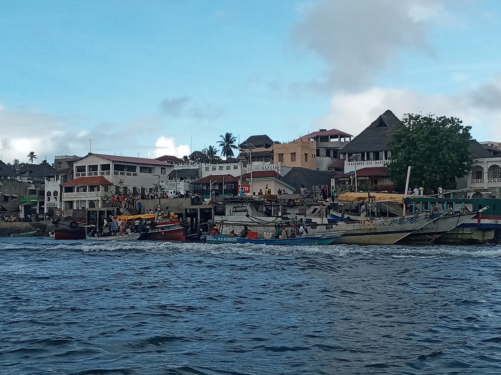 Lamu — Oficiais