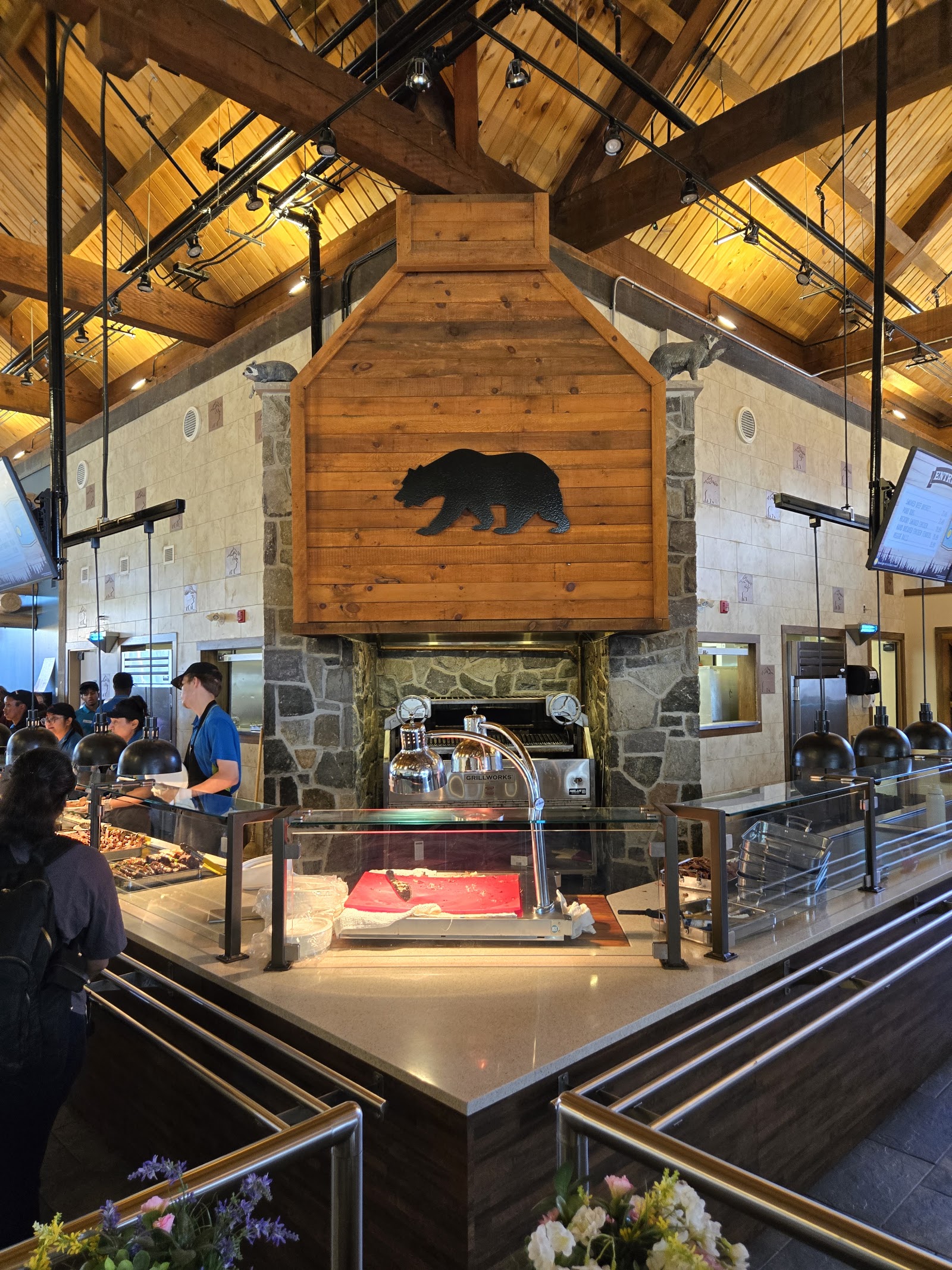 Lazy Bear Lodge — Oficiais