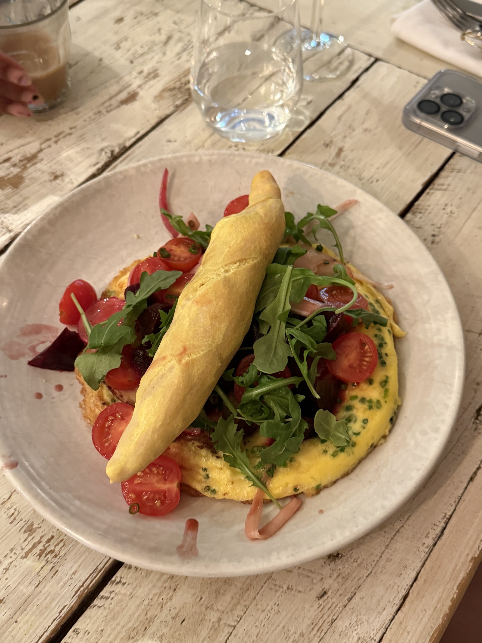 Le Bistro — Oficiais