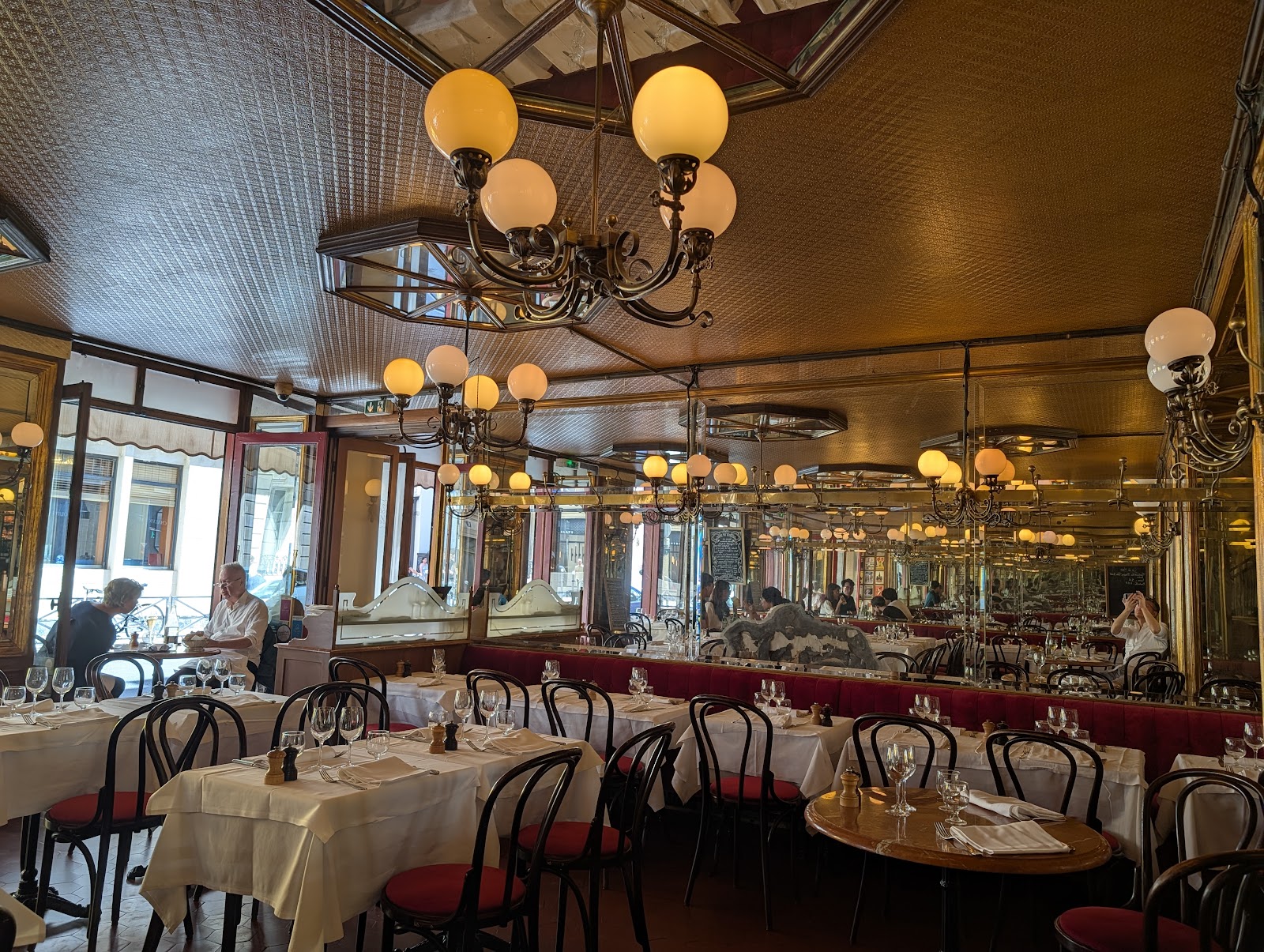 Le Bistrot de Paris — Oficiais