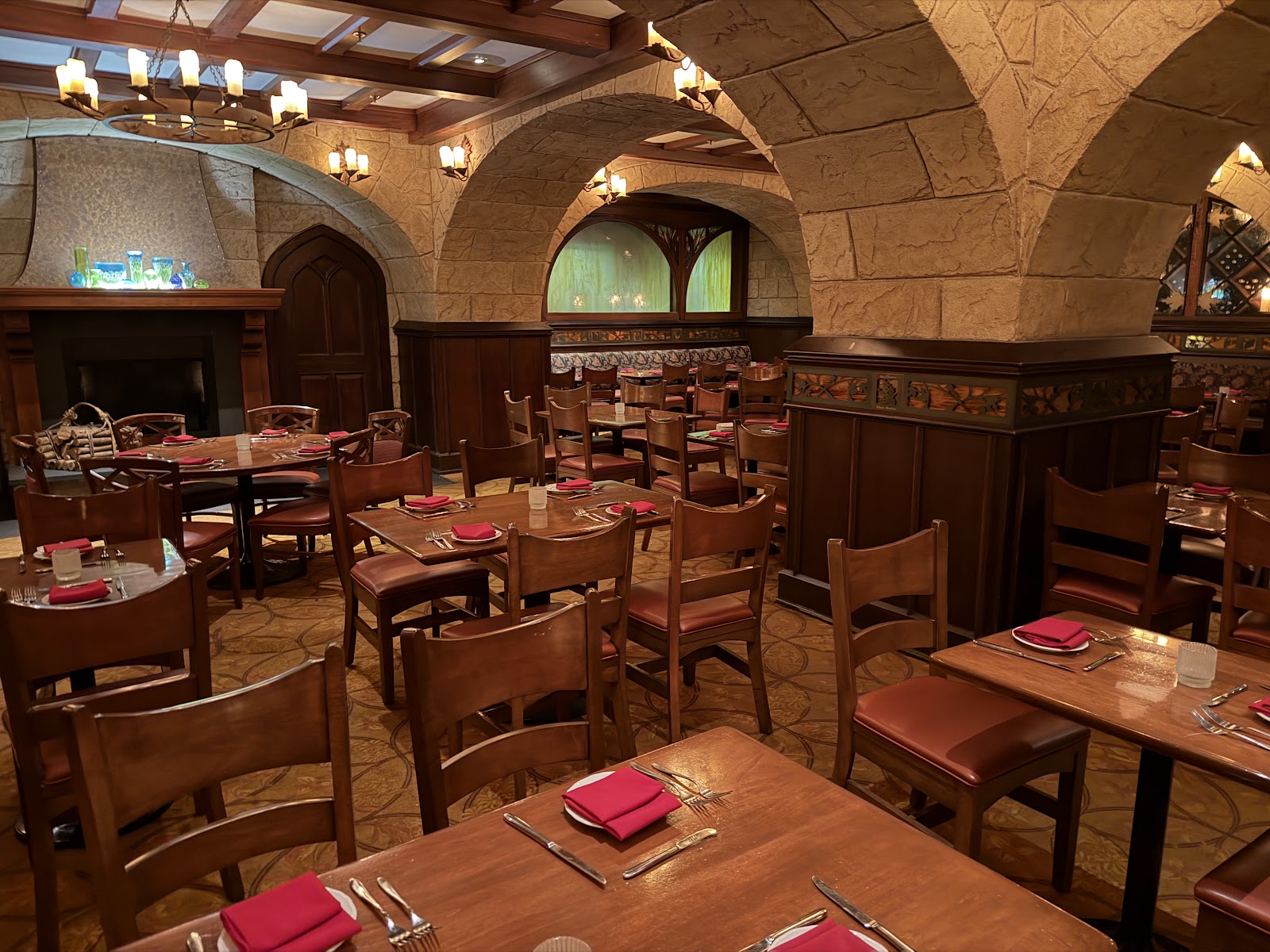 Le Cellier Steakhouse — Oficiais