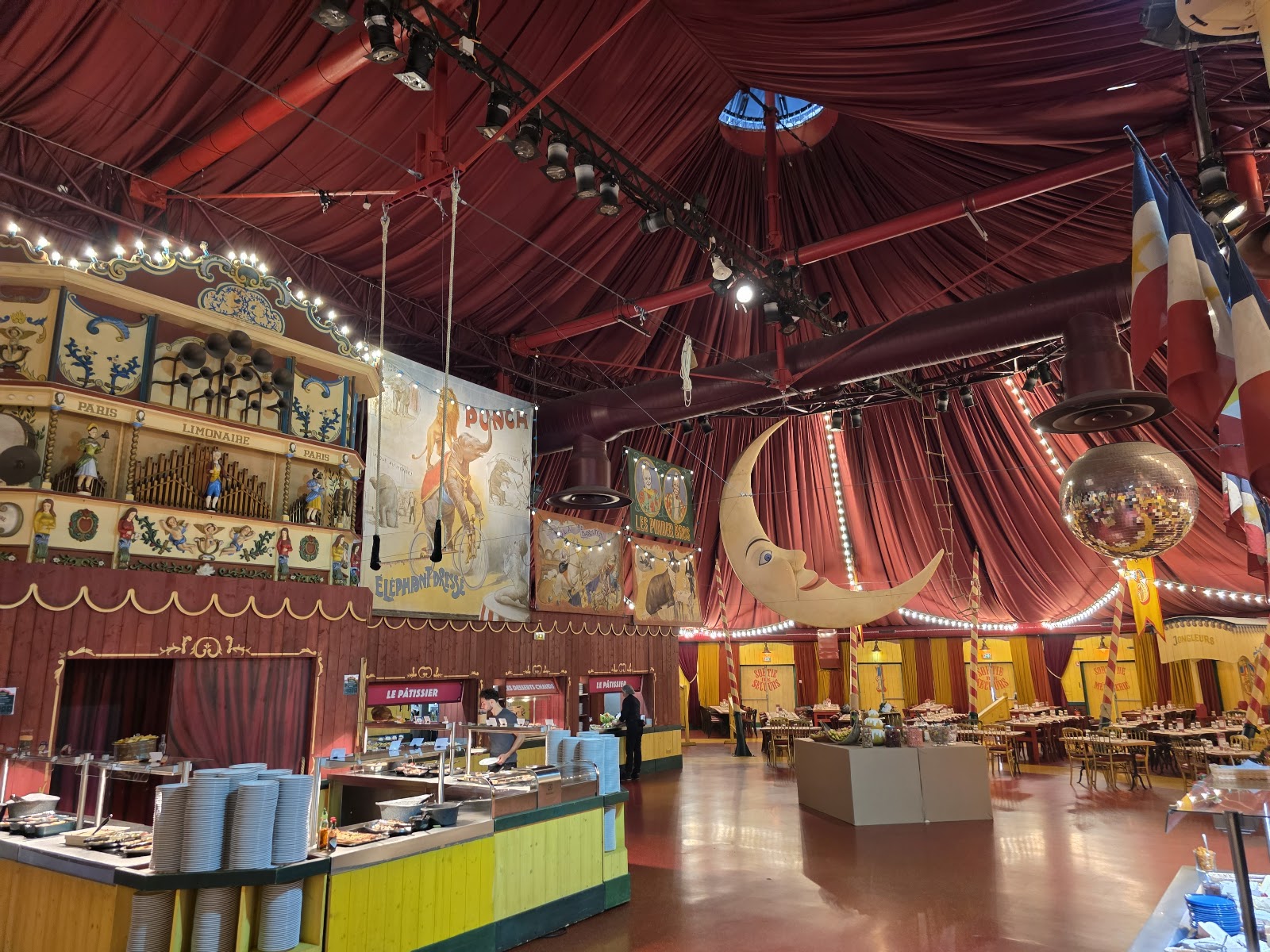 Le Cirque — Oficiais