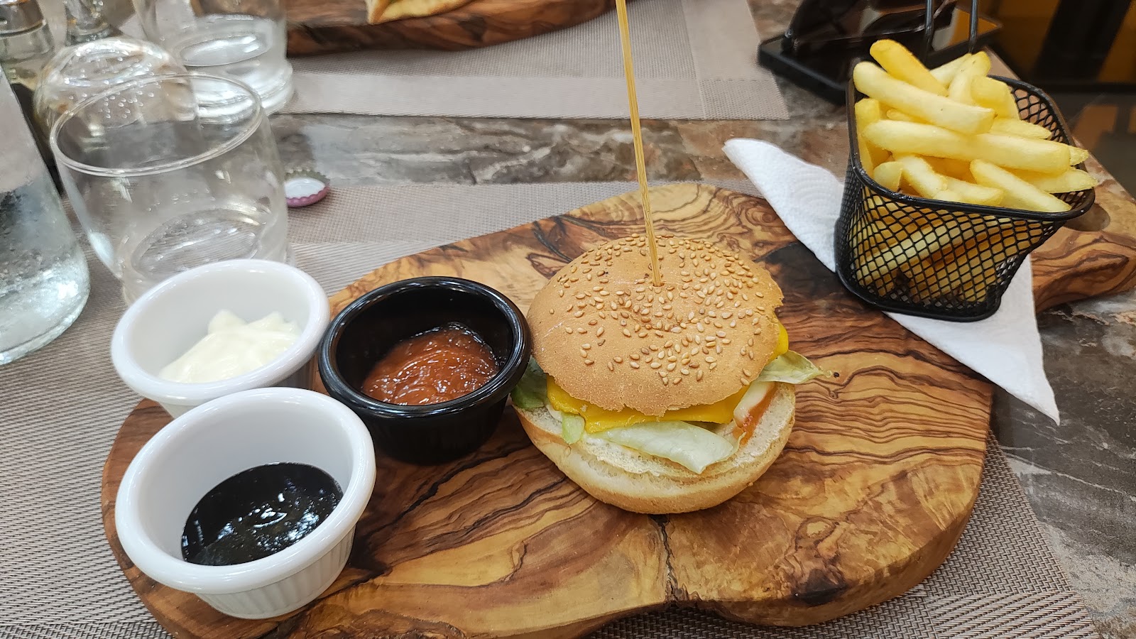 Le Fast Food de Carthage Land — Oficiais