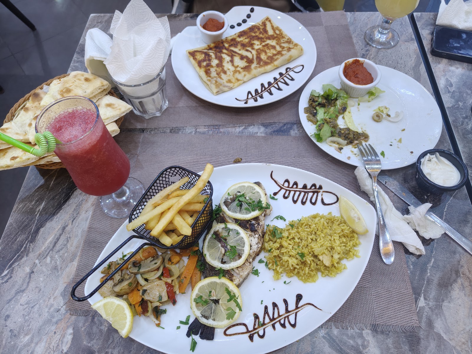 Le Fast Food de Carthage Land — Oficiais