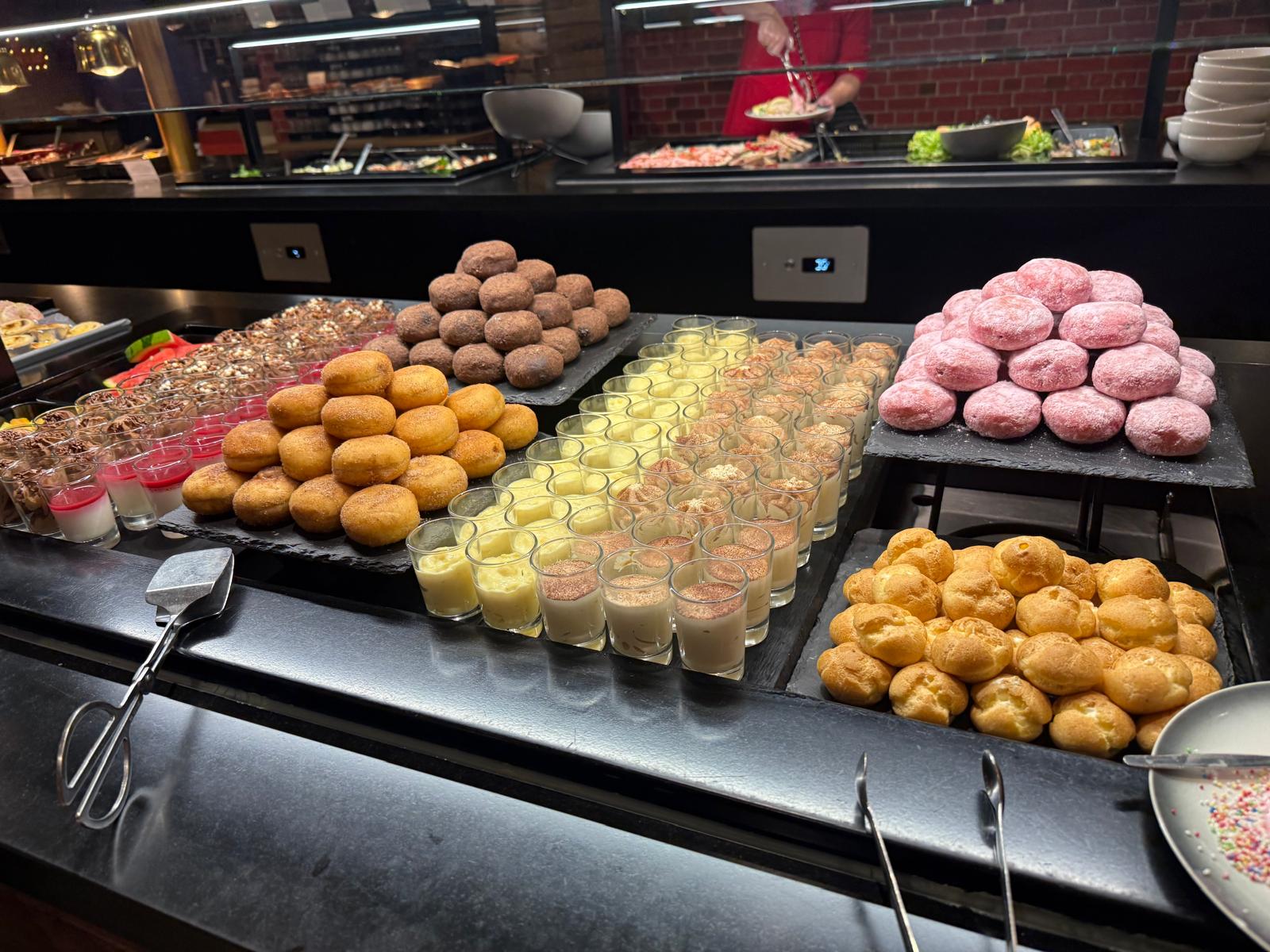 Le Grand Buffet — Oficiais