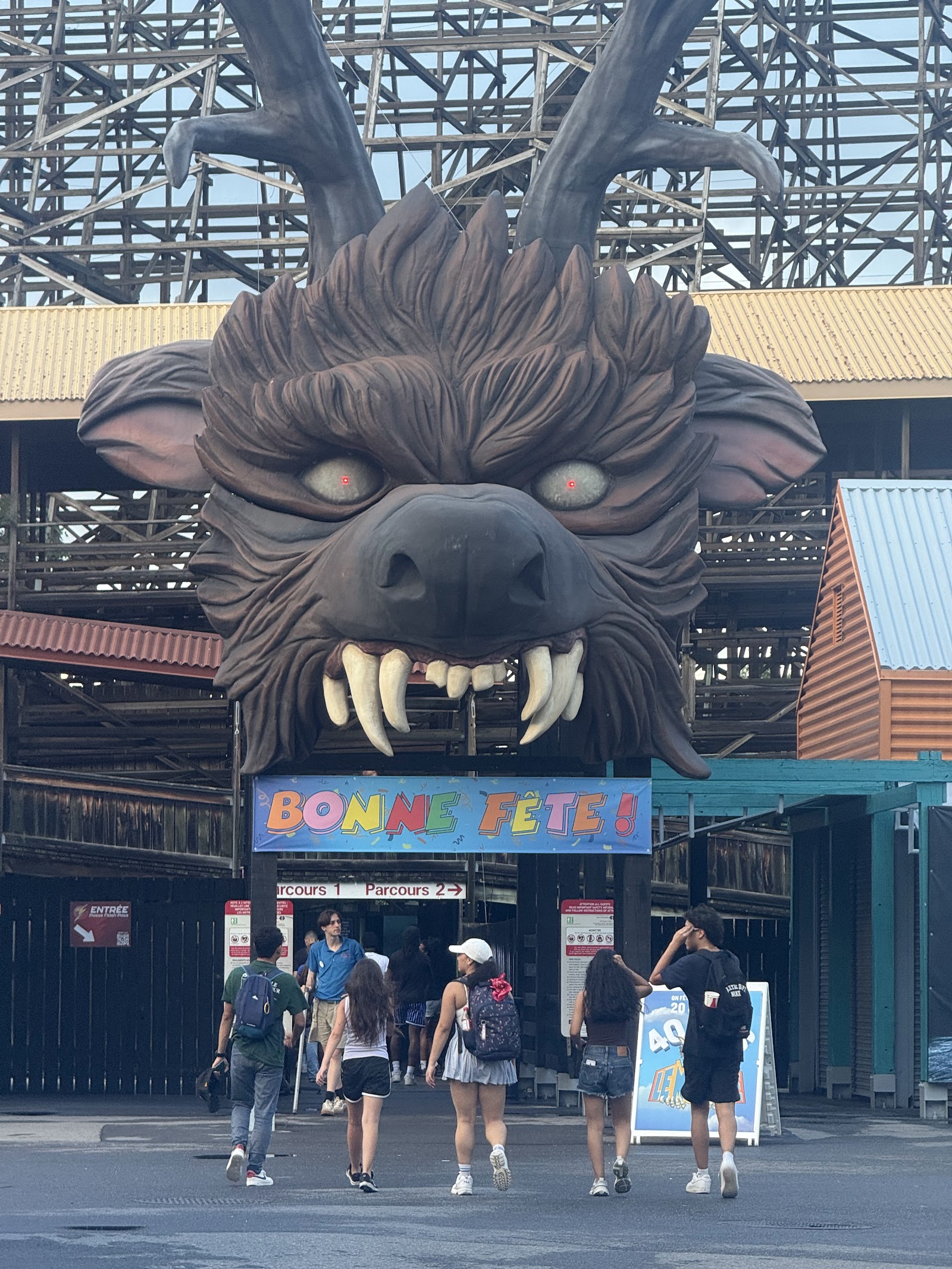 Le Monstre — Oficiais