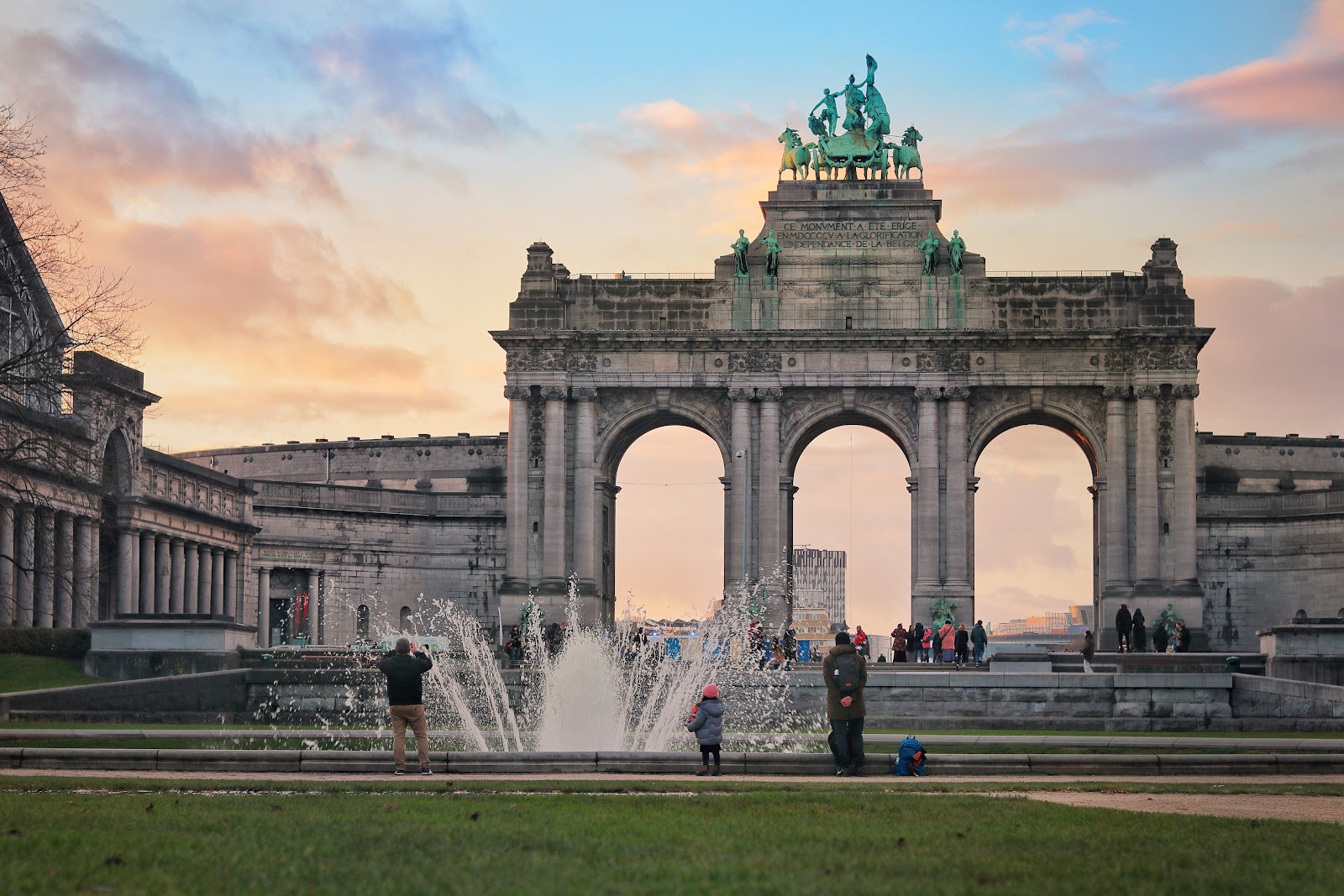 Le Petit Cinquantenaire — Oficiais