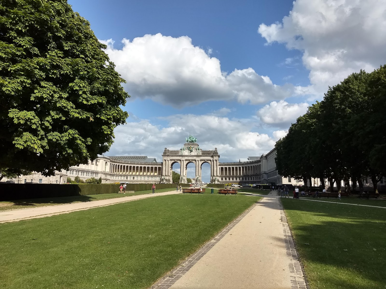 Le Petit Cinquantenaire — Oficiais