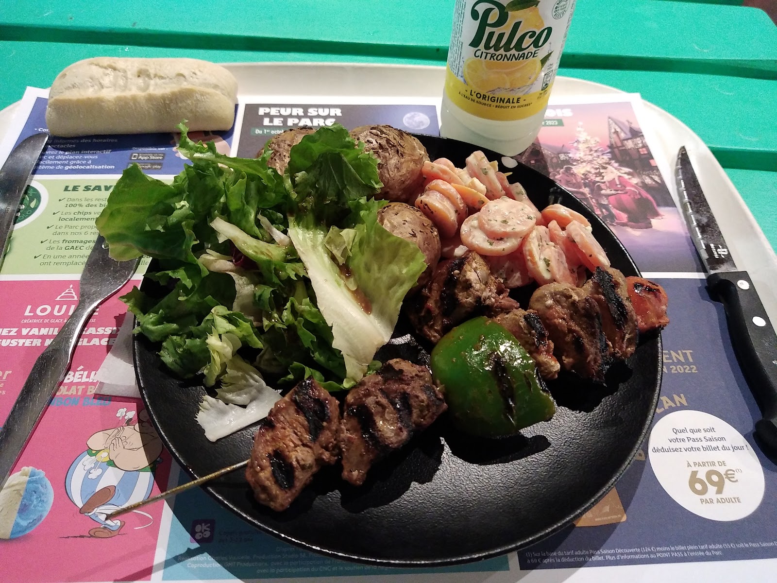 Le Relais Gaulois — Oficiais