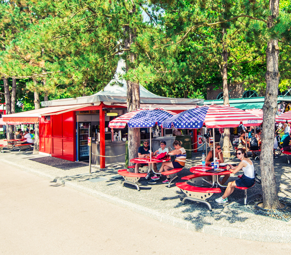 Le Snack du Village — Oficiais