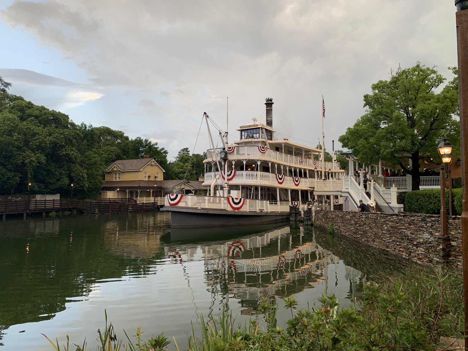 Liberty Belle Riverboat — Oficiais