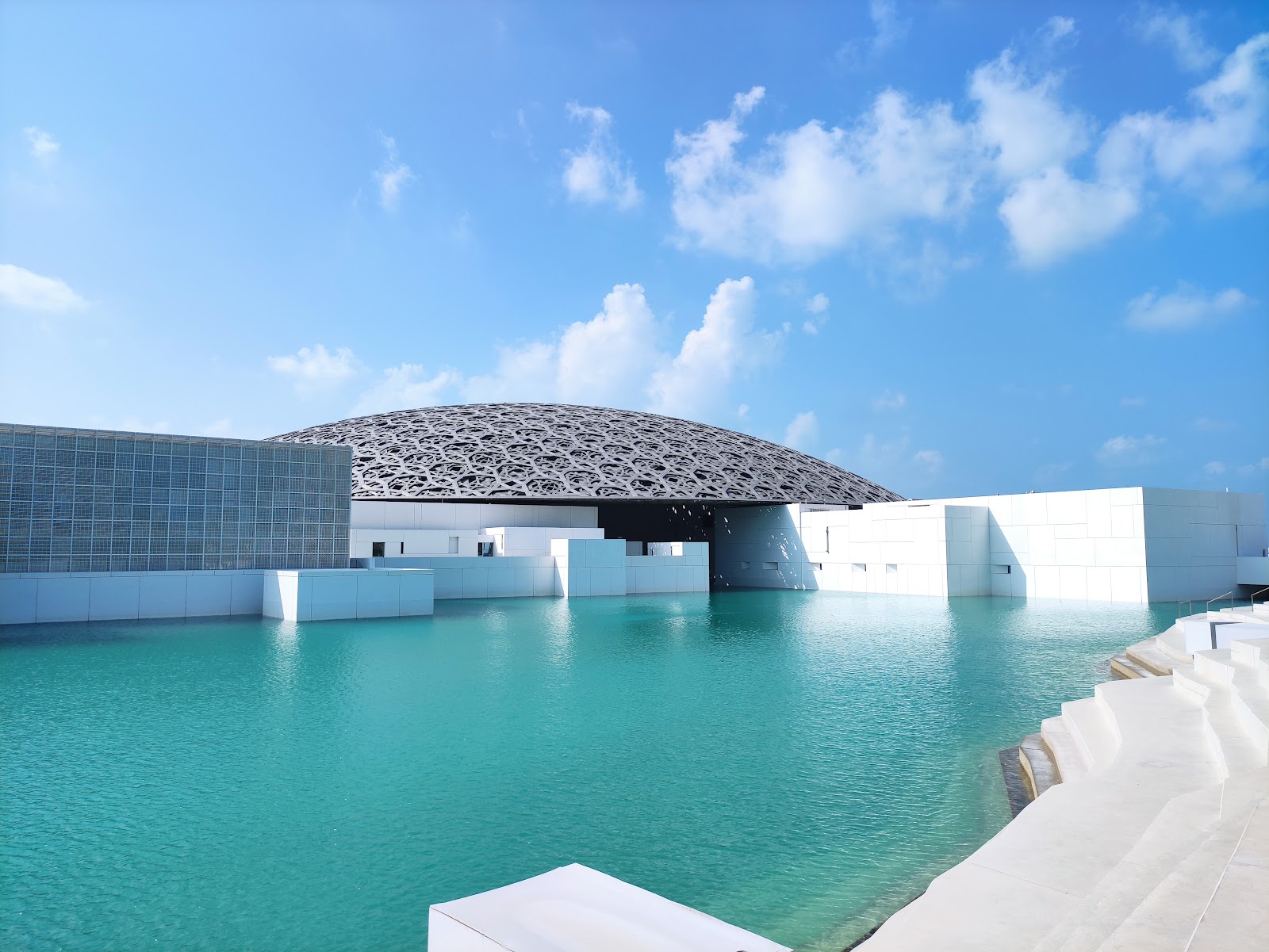 Louvre Abu Dhabi — Oficiais