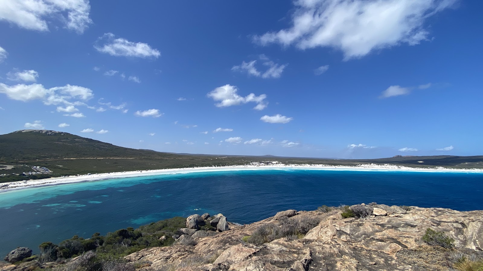 Lucky Bay — Oficiais