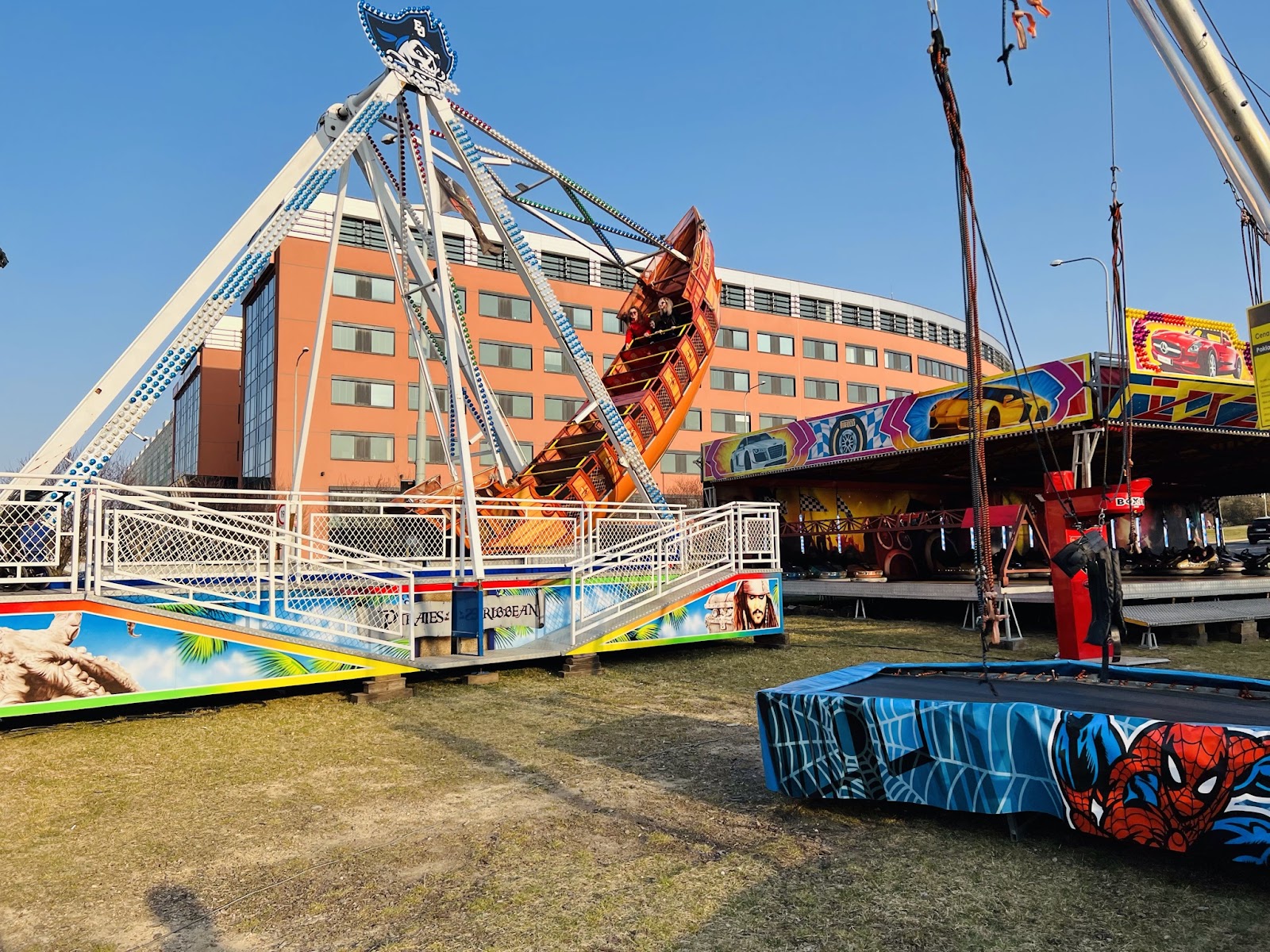 Lunapark Beck — Oficiais