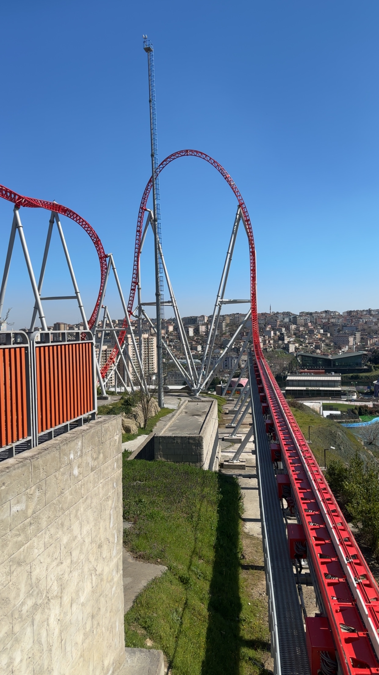 Maceraperest — Oficiais
